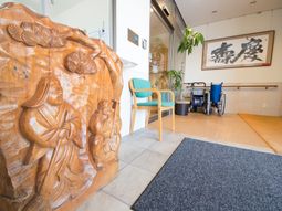 彫刻と椅子のエントランス