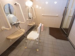 バリアフリー設計の浴室