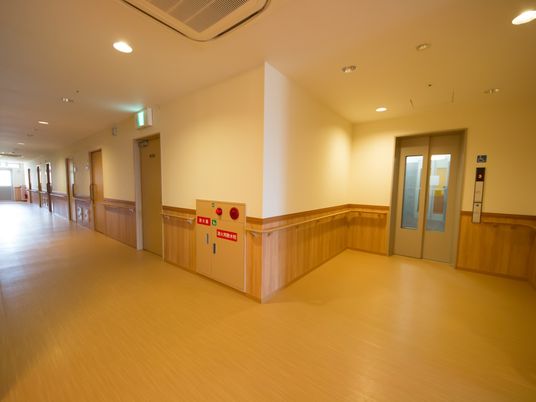 広々とした明るい廊下