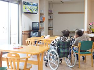 共有スペースでくつろぐ人々
