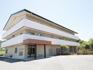 多階層の建物エントランス