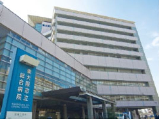 施設の入り口と外観