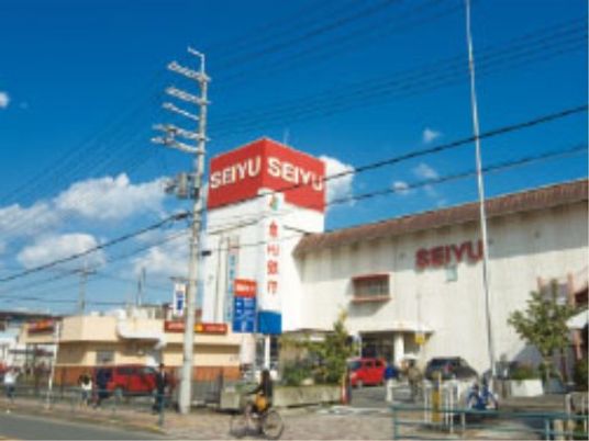 晴れた日の商業施設外観