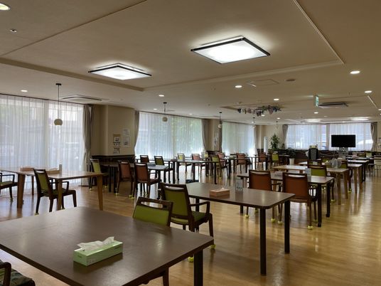 明るく広々とした食堂