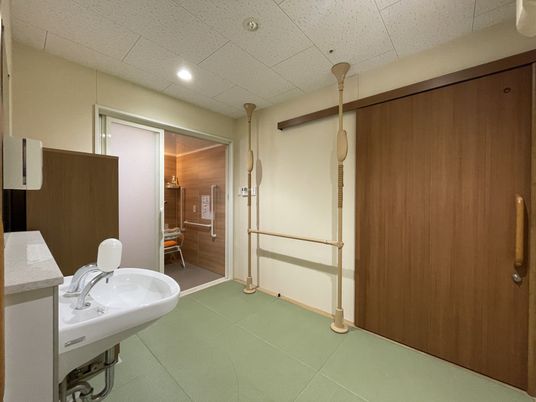 手すり付き廊下