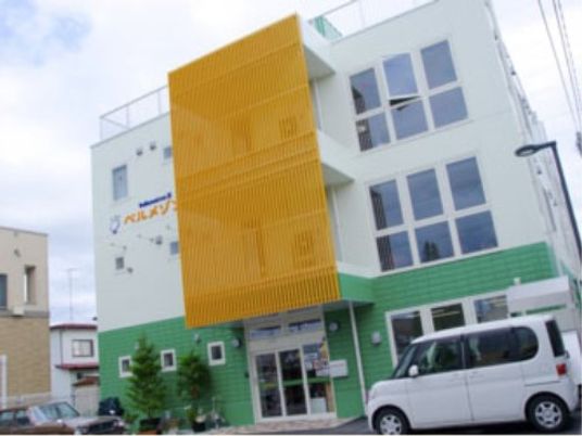 カラフルな建物の外観