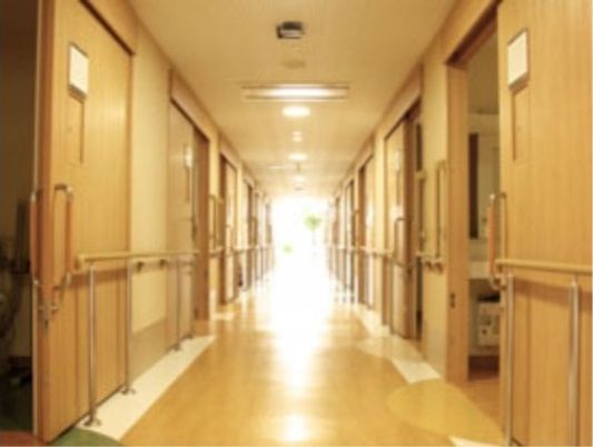 明るく広い施設の廊下