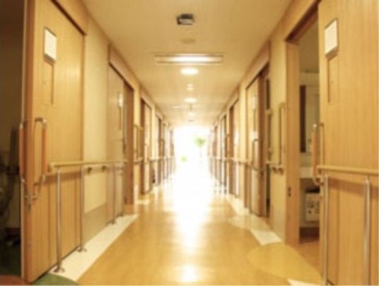 明るく広い施設の廊下