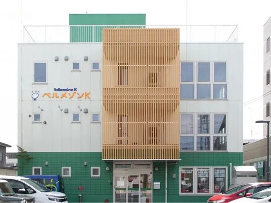 建物正面の外観  