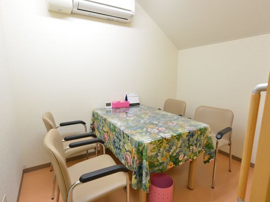 居室のテーブルと椅子