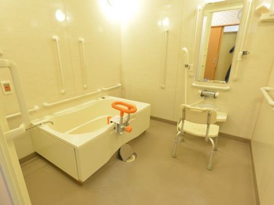 手すり付き安全な浴室