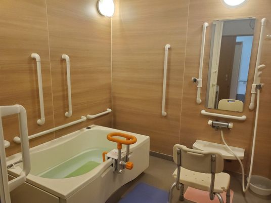 バリアフリーの浴室設備
