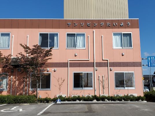 ピンク色の外壁の建物