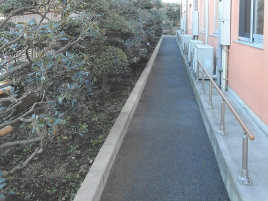 建物横の細い通路  