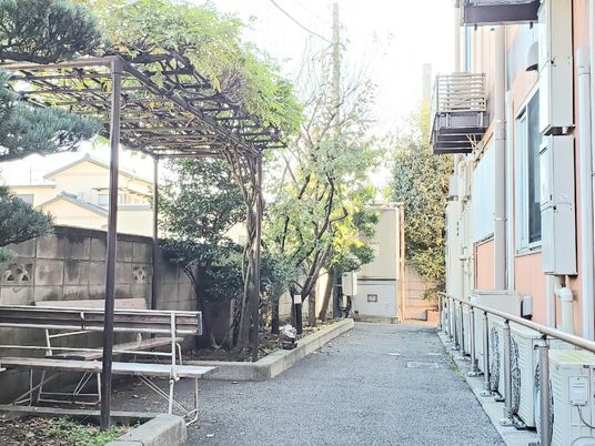 施設の明るい中庭