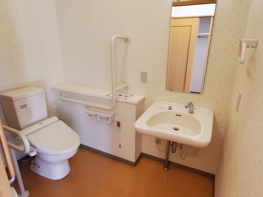 手すり付き洋式トイレ