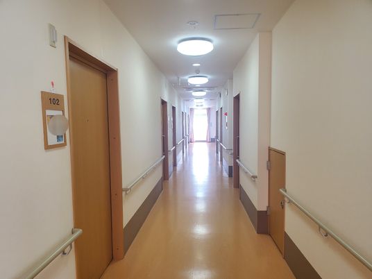 廊下の明るいイメージ