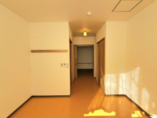 明るく清潔な廊下