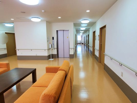 廊下と待合スペース