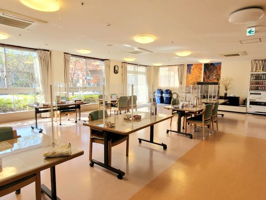 共有スペースの明るい一室