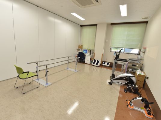 リハビリ機器が置かれた部屋
