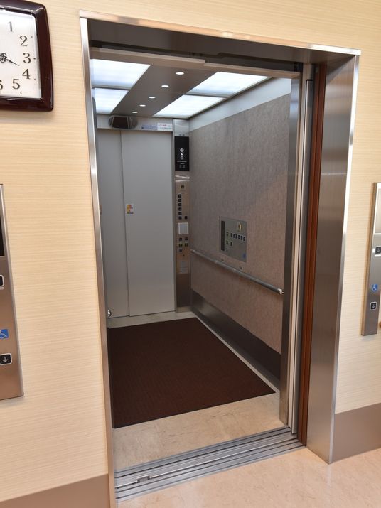 床材が装備されたエレベーター