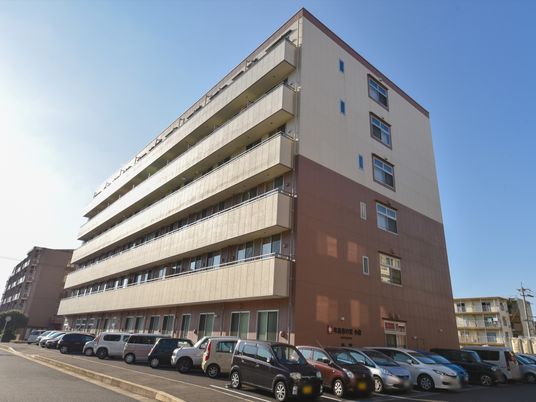 多階層の建物外観