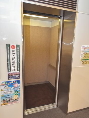 空のエレベーター室内
