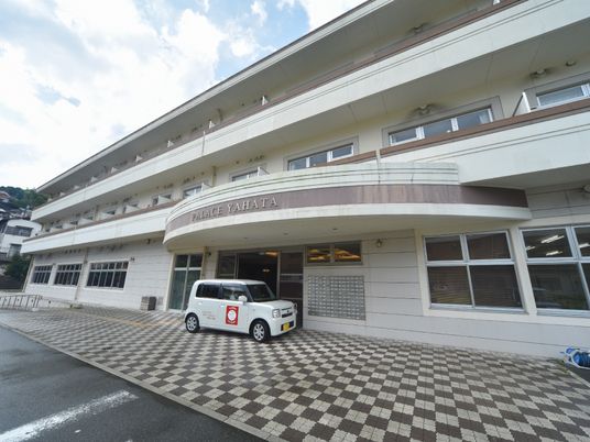 外観の建物と駐車車両