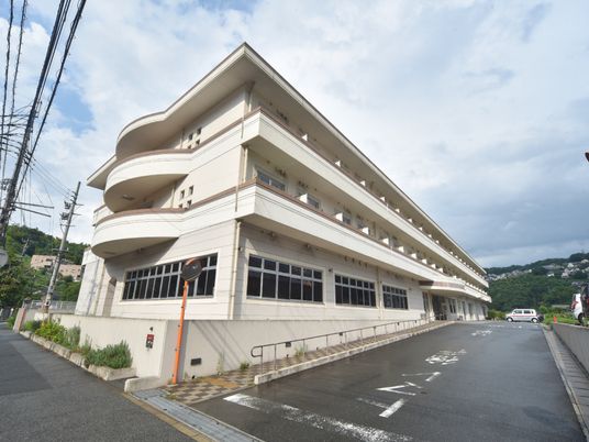白い外壁の建物外観