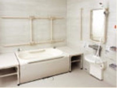 清潔なバリアフリー浴室