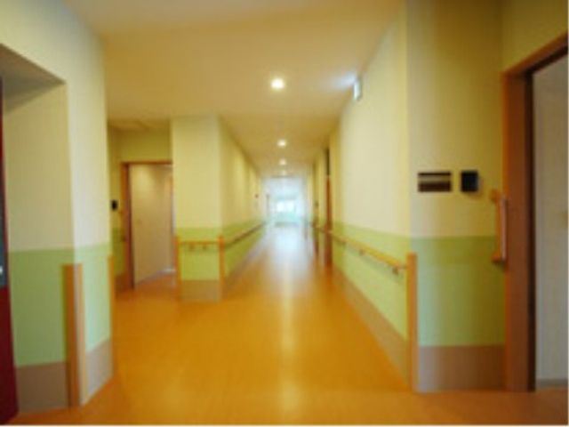 明るい廊下の風景 廊下 手すり付き広々とした廊下は、どなたでも安心して移動できる設計になっております。