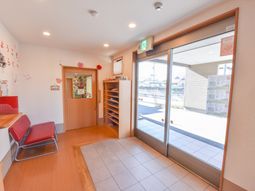 暖かい雰囲気の休憩スペース