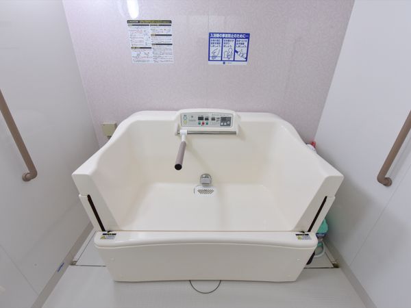 バリアフリー設計の浴室