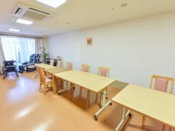 明るい食堂の様子