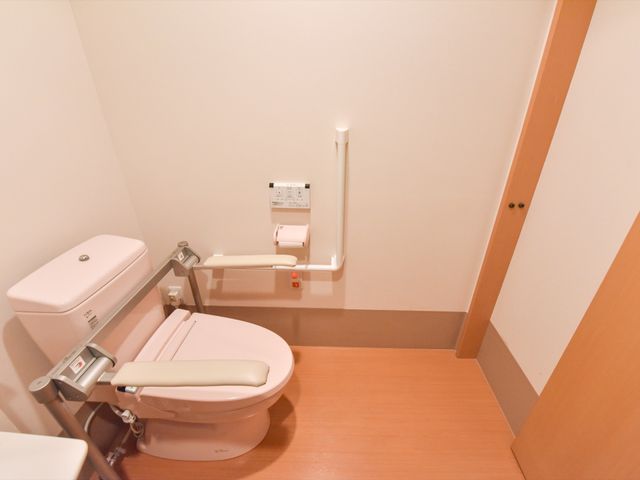 バリアフリートイレ設備 トイレ 手すり付きで安全なトイレスペースです。就業先として、利用者様の日々の快適さを支える環境が整っています。