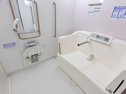 バリアフリー設計の浴室