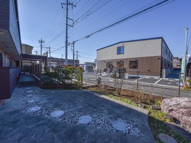 清潔感のある施設外観 庭 日差しの良く当たる外観です。外からの眺めも素敵で、明るい職場環境が期待できます。
