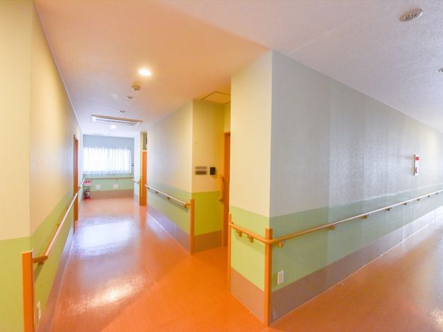 明るく清潔な廊下 共用廊下 ゆったりとした空間が確保された清潔感のあふれる廊下です。手すりも設けられ、皆様の安全な歩行を支えています。