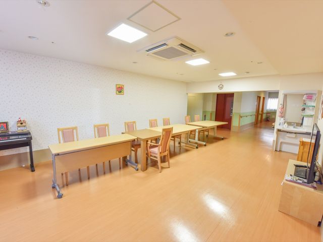 広々とした明るい食堂 多目的室 ゆったりと配置されたテーブルが並ぶ広々とした食堂です。共に食事を楽しむ空間として、コミュニケーションも育まれます。