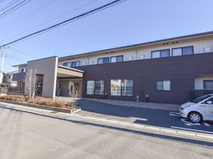 茶色い外壁の建物エントランス