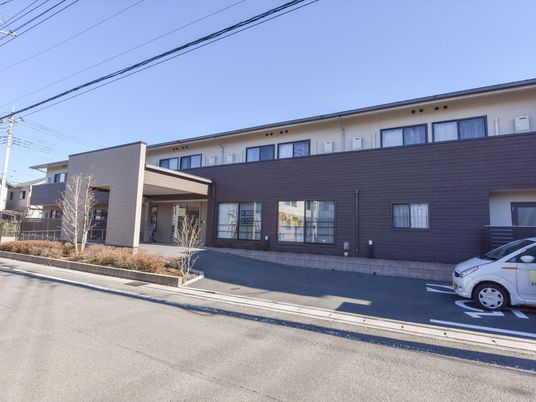 茶色い外壁の建物エントランス