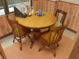 丸いテーブルと椅子の配置