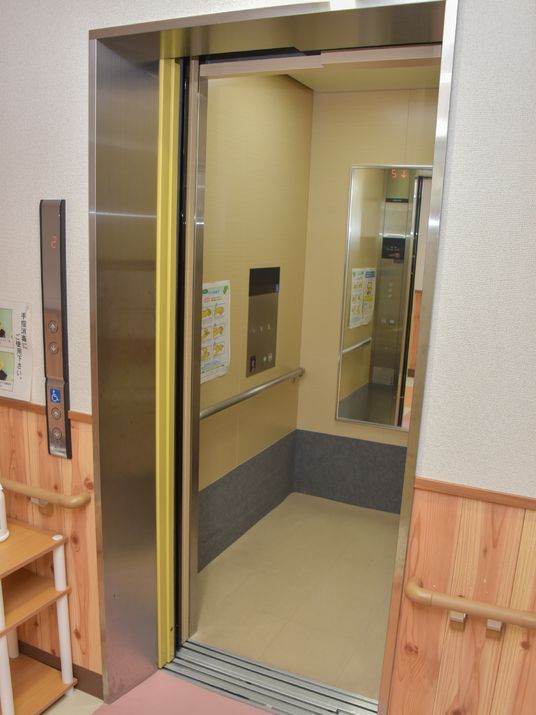 広々としたエレベーター