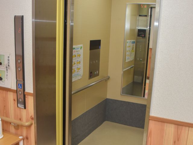 広々としたエレベーター エレベーター 車椅子でも安心してご利用いただける広いエレベーターです。手すりや案内板が整っており、快適な移動をサポートします。