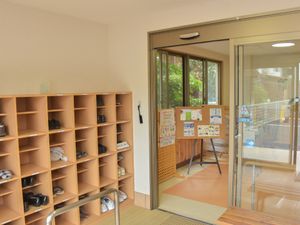 エントランスの靴棚と掲示板