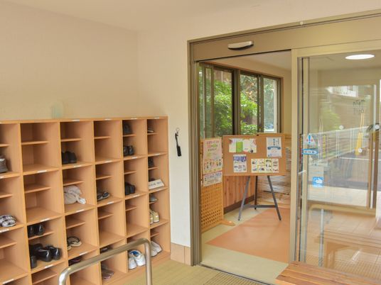 エントランスの靴棚と掲示板