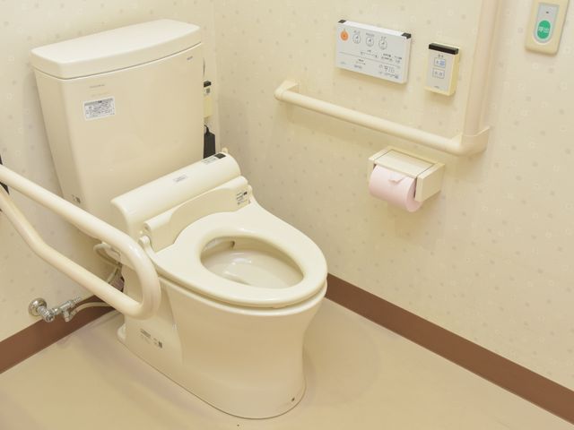 手すり付きトイレ設備 トイレ 手すりを設置した清潔感あるトイレです。安全に配慮された設計で、日々の快適さをサポートします。