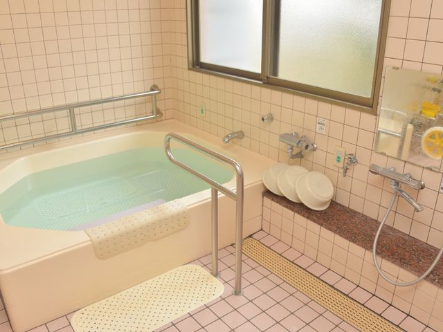 手すり付き浴槽 お風呂場 安全に配慮された設計の浴室です。入浴時の支援を考慮した手すりが設置され、ゆったりとした時間を過ごせる空間となっています。
