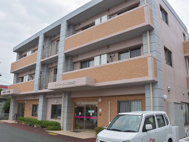 モダンな建物の外観 建物外観 清潔感のある外壁と広々したエントランスを有する建物です。心地よい環境でお仕事ができるよう、配慮が行き届いています。